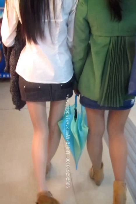 [大忽悠买丝袜街拍视频]ID0688 2013.12.25地铁监控视频拍摄2个丝袜制服在女洗手间互相扒对方的丝袜换上新的看样子是两个女同啊