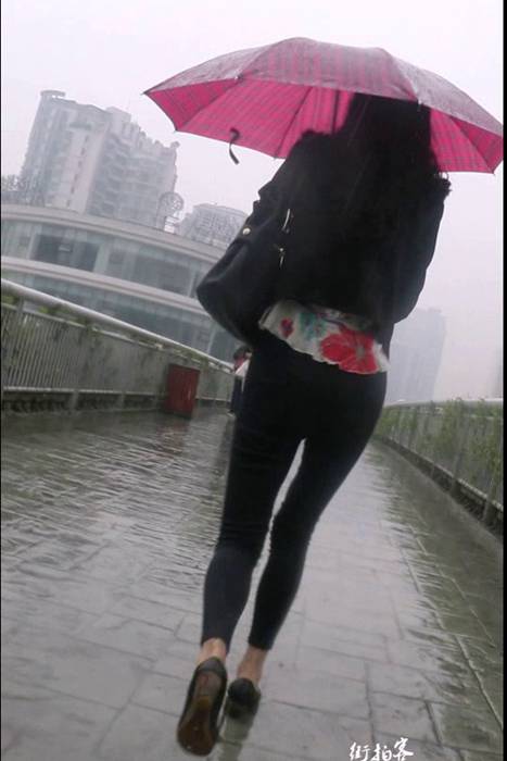 [街拍客视频]jx0055 下雨天跟拍紧身裤美高跟少妇