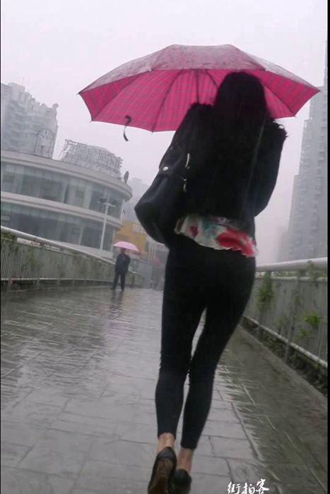 [街拍客视频]jx0055 下雨天跟拍紧身裤美高跟少妇