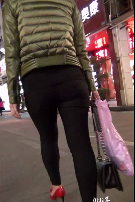 [街拍客视频]jx0629 性感红色高跟鞋紧身裤美少妇
