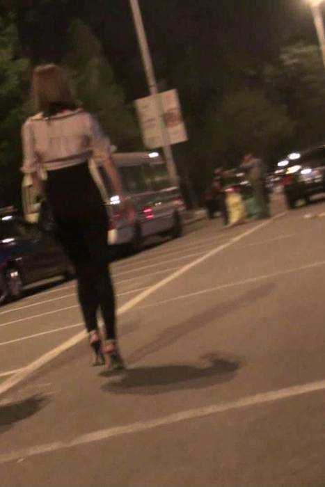 [街拍视频]00157性感诱人的破洞紧身裤高跟美女