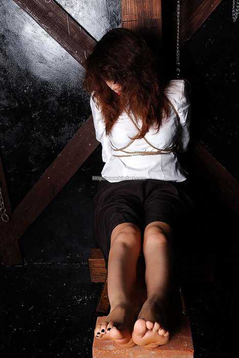 性感美女被捆缚用刑[丽柜Bindart美束]2007-06-16 地牢中的站长（二）